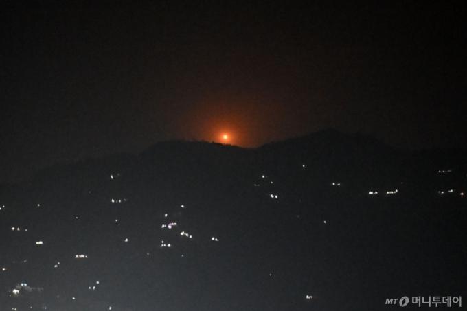 (푼치 AFP=뉴스1) 우동명 기자 = 7일(현지시간) 인도의 푼치에서 파키스탄와 파키스탄이 장악한 카슈미르 지역을 향한 포격으로 화염이 솟아 오르고 있다. 2025.05.07  ⓒ AFP=뉴스1  Copyright (C) 뉴스1. All rights reserved. 무단 전재 및 재배포,  AI학습 이용 금지. /사진=(푼치 AFP=뉴스1) 우동명 기자