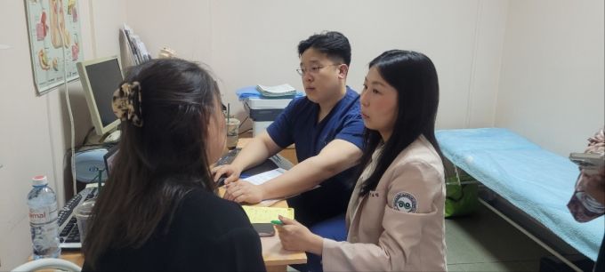 외국인 환자와 강담하는 모습./사진제공=나누리병원