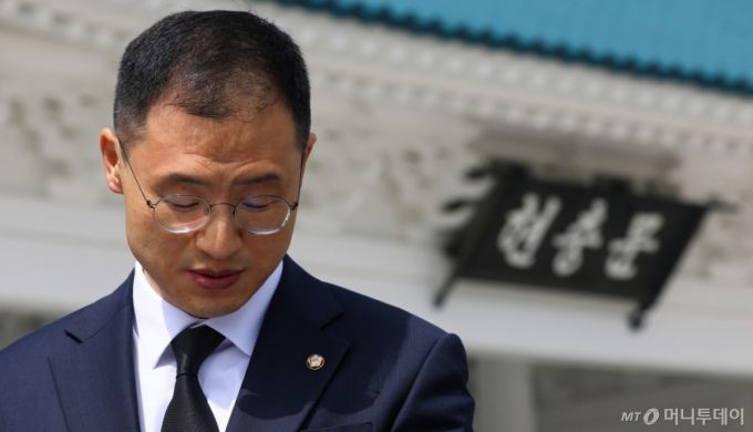 [서울=뉴시스] 박주성 기자 = 김상욱 국민의힘 의원이 8일 오전 서울 동작구 국립서울현충원 참배 후 탈당 기자회견을 하고 있다. 2025.05.08. park7691@newsis.com /사진=