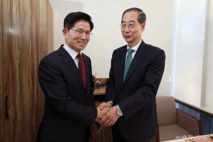 김문수 국민의힘 대선 후보와 한덕수 무소속 대선 후보가 7일 서울 종로구의 한 식당에서 단일화 관련 회동을 하고 있다. (공동취재) 2025.05.07. /사진=뉴시스 /사진=고승민