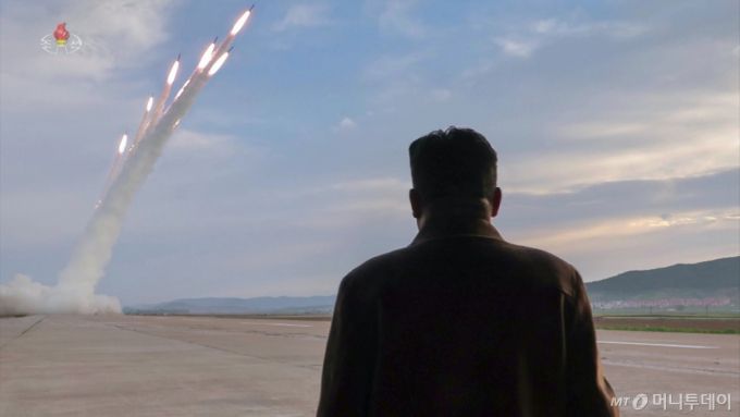 북한이 지난해 5월30일 초대형 방사포를 동원한 '위력시위사격'을 진행했다고 주장한 모습. 김정은 북한 노동당 총비서가 사격 모습을 지켜보고 있다. / 사진=뉴시스