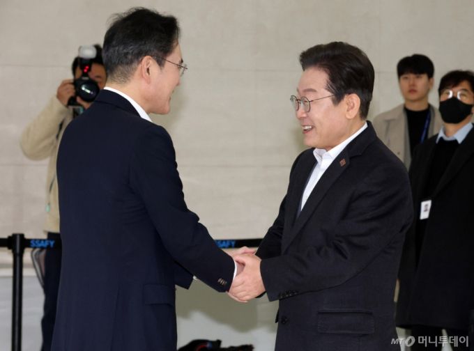 (서울=뉴스1) 김민지 기자 = 이재명 더불어민주당 대표가 20일 오전 서울 강남구 삼성 청년 소프트웨어 아카데미(SSAFY)에서 열린 청년 취업 지원을 위한 현장 간담회에 앞서 마중 나온 이재용 삼성전자 회장과 인사하고 있다. (공동취재) 2025.3.20/뉴스1  Copyright (C) 뉴스1. All rights reserved. 무단 전재 및 재배포,  AI학습 이용 금지. /사진=(서울=뉴스1) 김민지 기자