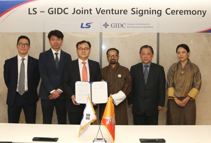 명노현 LS 부회장(왼쪽 세번째)이 9일, LS용산타워에서 우즈왈 딥 다할 GIDC CEO를 비롯한 주요 관계자들과 만나 LS와 부탄 정부의 산하기관인 GIDC가 합작법인을 설립키로 계약했다. /사진제공=LS