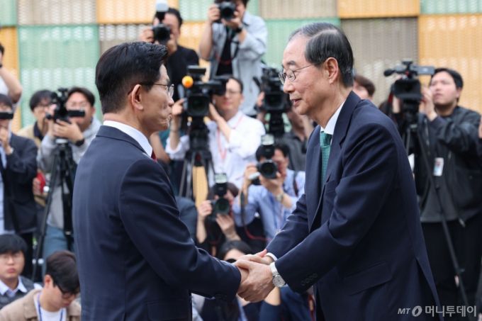김문수 국민의힘 대선 후보와 한덕수 무소속 대선 후보가 8일 서울 여의도 국회 내 카페에서 단일화 관련 회동을 마치고 악수하고 있다. 2025.05.08. /사진=뉴시스 /사진=권창회