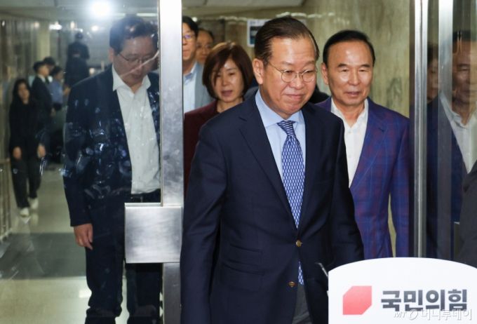 권영세 국민의힘 비상대책위원장을 비롯한 의원들이 8일 오후 서울 여의도 국회에서 의원총회 정회 후 이석하고 있다. 2025.5.8/사진=뉴스1 /사진=(서울=뉴스1) 안은나 기자