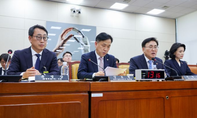 유상임 과학기술정보통신부 장관(오른쪽에서 2번째)이 8일 오후 국회 과학기술정보방송통신위원회에서 열린 SK텔레콤 해킹 관련 청문회에 출석해 의원 질의에 답하고 있다. 왼쪽부터 유영상 SK텔레콤 대표이사, 강도현 과기정통부 2차관, 유 장관, 이진숙 방송통신위원장./사진=뉴스1