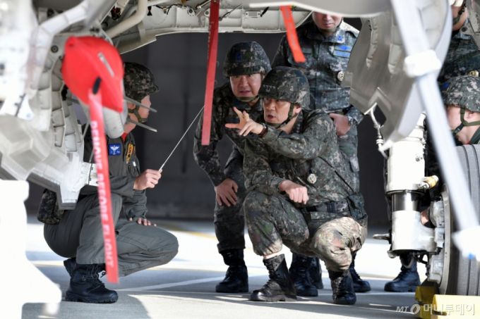 김명수 합동참모본부 의장(대장)이 지난해 10월11일 공군 제17전투비행단을 방문해 군사대비태세와 F-35A 스텔스전투기의 무장을 점검한 모습. / 사진=합동참모본부