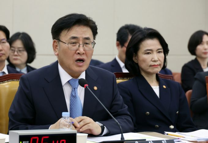 8일 서울 여의도 국회에서 열린 과학기술정보방송통신위원회 전체회의에서 유상임 과학기술정보통신부 장관이 의원 질의에 답하고 있다. /사진=뉴시스