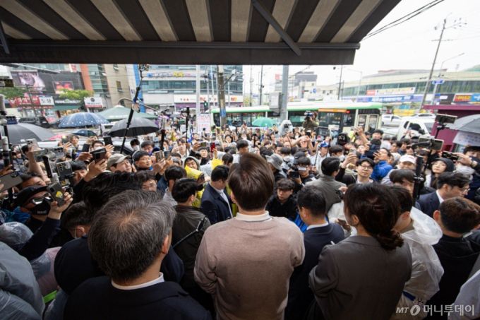 (칠곡=뉴스1) 이재명 기자 = 3차 경청투어에 나선 이재명 더불어민주당 대통령 후보가 9일 오후 경북 칠곡군의 한 거리를 찾아 연설을 하고 있다. 2025.5.9/뉴스1  Copyright (C) 뉴스1. All rights reserved. 무단 전재 및 재배포,  AI학습 이용 금지. /사진=(칠곡=뉴스1) 이재명 기자