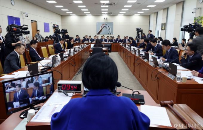 [서울=뉴시스] 고승민 기자 = 8일 서울 여의도 국회에서 열린 과학기술정보방송통신위원회 전체회의에서 최민희 위원장이 회의를 주재하고 있다. 2025.05.08. kkssmm99@newsis.com /사진=고승민