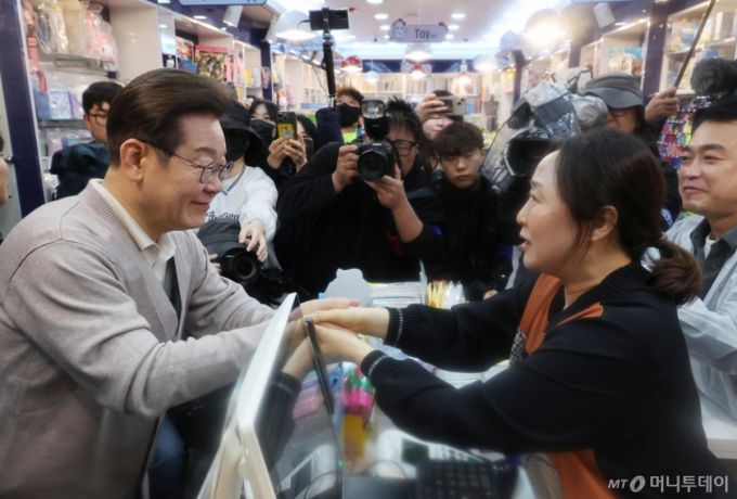 [경주=뉴시스] 조성우 기자 = 민심을 청취하는 '경청 투어'에 나선 이재명 더불어민주당 대선후보가 9일 경북 경주시 용강동 아파트단지 인근의 한 문구점을 찾아 상인과 인사하고 있다. 2025.05.09. xconfind@newsis.com /사진=조성우