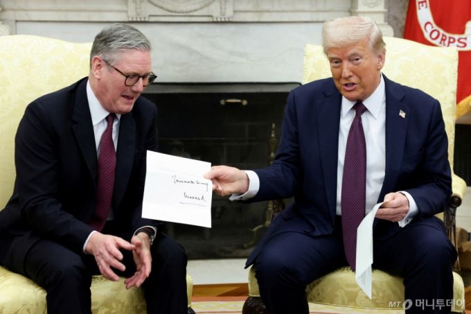 (워싱턴 로이터=뉴스1) 우동명 기자 = 도널드 트럼프 미국 대통령이 27일(현지시간) 워싱턴 백악관에서 열린 키어 스타머 영국 총리와 정상회담 중 받은 찰스 3세 영국 국왕의 국빈 방문 초청장을 들고 있다. 2025.,02.28  ⓒ 로이터=뉴스1  Copyright (C) 뉴스1. All rights reserved. 무단 전재 및 재배포,  AI학습 이용 금지. /사진=(워싱턴 로이터=뉴스1) 우동명 기자