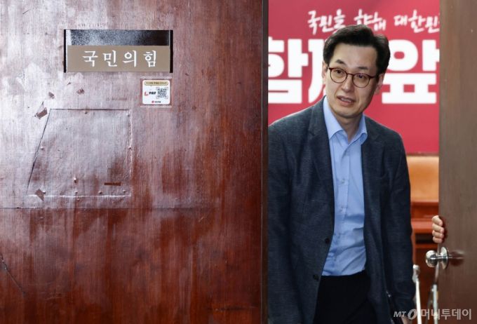 (서울=뉴스1) 김민지 기자 = 한덕수 무소속 대선 예비후보 대리인인 손영택 전 국무총리 비서실장이 9일 서울 여의도 국회에서 열린 김문수 국민의힘 대통령 후보 측 대리인인 김재원 비서실장과의 단일화 협상 관련 회동을 마치고 브리핑을 하기 위해 나오고 있다. 2025.5.9/뉴스1  Copyright (C) 뉴스1. All rights reserved. 무단 전재 및 재배포,  AI학습 이용 금지.