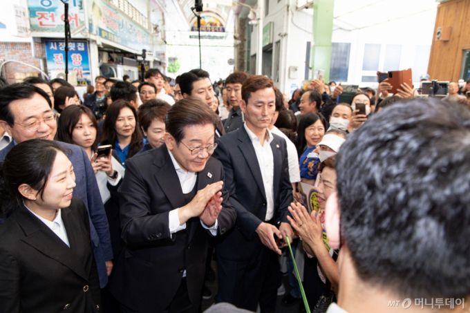 (의령=뉴스1) 이재명 기자 = 경청투어에 나선 이재명 더불어민주당 대통령 후보가 10일 오전 경남 의령군 의령읍 의령전통시장에서 군민들과 인사를 나누고 있다. 2025.5.10/뉴스1  Copyright (C) 뉴스1. All rights reserved. 무단 전재 및 재배포,  AI학습 이용 금지. /사진=(의령=뉴스1) 이재명 기자