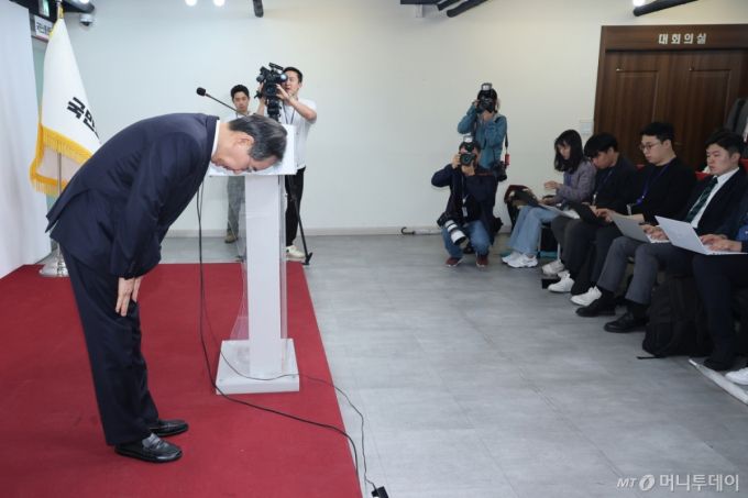 국민의힘에 입당한 한덕수 대선 예비후보가 10일 서울 여의도 중앙당사에서 현안 관련 긴급 기자회견을 하기 앞서 인사하고 있다. 2025.5.10/사진=뉴스1  /사진=(서울=뉴스1) 안은나 기자