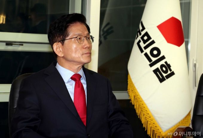 [서울=뉴시스] 조성봉 기자 = 김문수 국민의힘 대선후보가 10일 오전 서울 여의도 국민의힘 중앙당사 대통령후보실에서 캠프 관계자들과 대책회의를 하기 전 잠시 생각에 잠겨 있다. 2025.05.10. suncho21@newsis.com /사진=조성봉