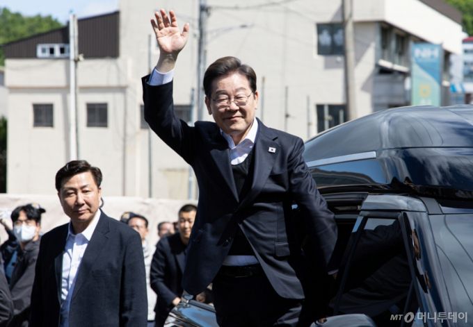 (창녕=뉴스1) 이재명 기자 = 경청투어에 나선 이재명 더불어민주당 대통령 후보가 10일 오전 경남 창녕군 창녕읍 창녕정기시장에 도착한 후 시민들을 향해 인사하고 있다. 2025.5.10/뉴스1  Copyright (C) 뉴스1. All rights reserved. 무단 전재 및 재배포,  AI학습 이용 금지. /사진=(창녕=뉴스1) 이재명 기자