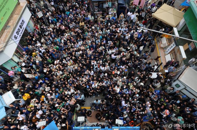 (진주=뉴스1) 이재명 기자 = 경청투어에 나선 이재명 더불어민주당 대통령 후보가 10일 오후 경남 진주시 로데오거리에서 연설을 하고 있다. (공동취재)  Copyright (C) 뉴스1. All rights reserved. 무단 전재 및 재배포,  AI학습 이용 금지. /사진=(진주=뉴스1) 이재명 기자