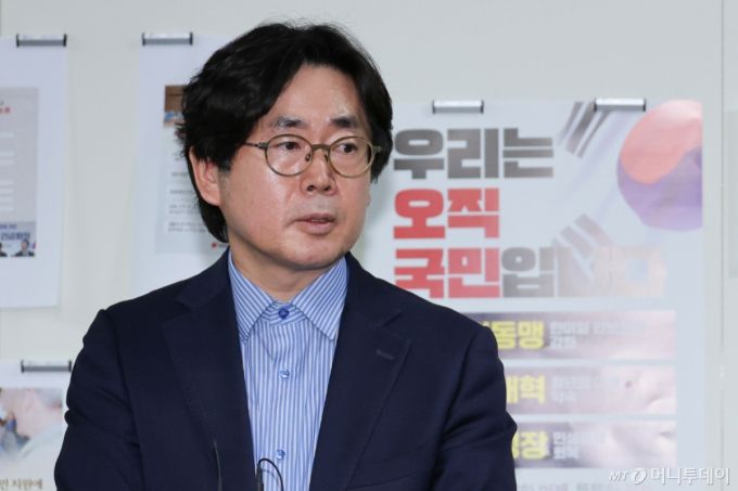 한덕수 국민의힘 대선 예비후보 대리인인 윤기찬 정책 대변인이 10일 서울 여의도 국회에서 김문수 후보 측과 단일화 협상 관련 회동을 마친 뒤 브리핑을 하고 있다. 2025.5.10/뉴스1  Copyright (C) 뉴스1. All rights reserved. 무단 전재 및 재배포,  AI학습 이용 금지.