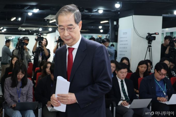 (서울=뉴스1) 안은나 기자 = 국민의힘에 입당한 한덕수 대선 예비후보가 10일 서울 여의도 중앙당사에서 현안 관련 긴급 기자회견을 마친 뒤 이석하고 있다. 2025.5.10/뉴스1  Copyright (C) 뉴스1. All rights reserved. 무단 전재 및 재배포,  AI학습 이용 금지. /사진=(서울=뉴스1) 안은나 기자