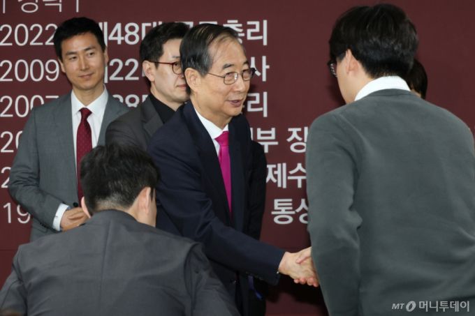 국민의힘 대선후보로 등록했던 한덕수 전 국무총리가 11일 오전 서울 여의도 캠프 사무실에서 국민의힘 대통령 후보 변경을 위한 당원 투표가 부결된 것과 관련해 입장을 밝힌뒤 취재진과 인사나누고 있다.  2025.5.11/사진=뉴스1 /사진=(서울=뉴스1) 이광호 기자
