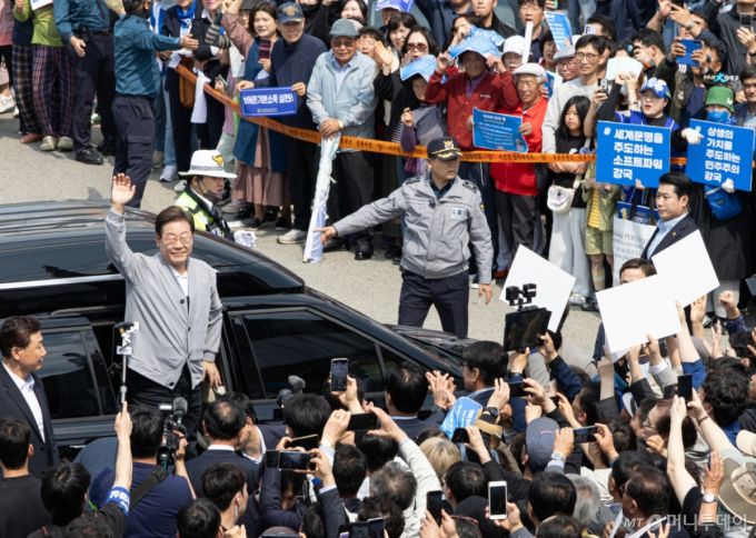 (영암=뉴스1) 이재명 기자 = 경청투어에 나선 이재명 더불어민주당 대통령 후보가 11일 오후 전남 영암군 독천낙지거리에 도착하고 있다. 2025.5.11/뉴스1  Copyright (C) 뉴스1. All rights reserved. 무단 전재 및 재배포,  AI학습 이용 금지.