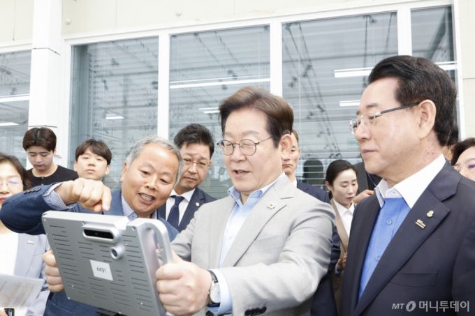 (나주=뉴스1) 김태성 기자 = 이재명 더불어민주당 대선 경선 후보가 25일 전남농업기술원에서 농업과학기술진흥 간담회를 갖고 에너지자립형 온실을 둘러보고 있다. 2025.4.25/뉴스1  Copyright (C) 뉴스1. All rights reserved. 무단 전재 및 재배포,  AI학습 이용 금지. /사진=(나주=뉴스1) 김태성 기자