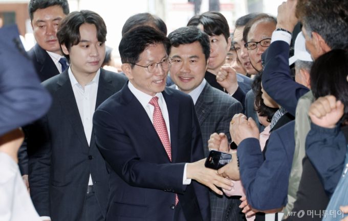 [서울=뉴시스] 김문수 국민의힘 대선 후보가 11일 오전 서울 여의도 국민의힘 당사 내 대통령 후보실로 들어서며 지지자들의 응원을 받고 있다. (공동취재) 2025.05.11.