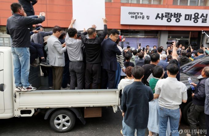 [영암=뉴시스] 민심을 청취하는 '경청 투어'에 나선 이재명 더불어민주당 대선후보가 11일 전남 영암군 학산면 독천 낙지거리를 방문한 가운데 주민들이 트럭에 올라 이 후보를 지켜보고 있다. 2025.05.11.