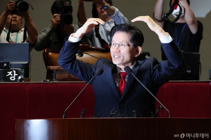 김문수 국민의힘 대통령 후보가 9일 서울 여의도 국회에서 열린 의원총회에서 하트를 만들고 있다./사진=뉴스1