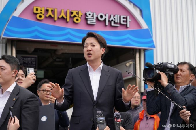 [서울=뉴시스] = 이준석 개혁신당 대선 후보가 11일 부산 명지시장을 찾아 취재진 앞에서 발언을 하고 있다. (사진=이준석 캠프 제공) 2025.05.11.