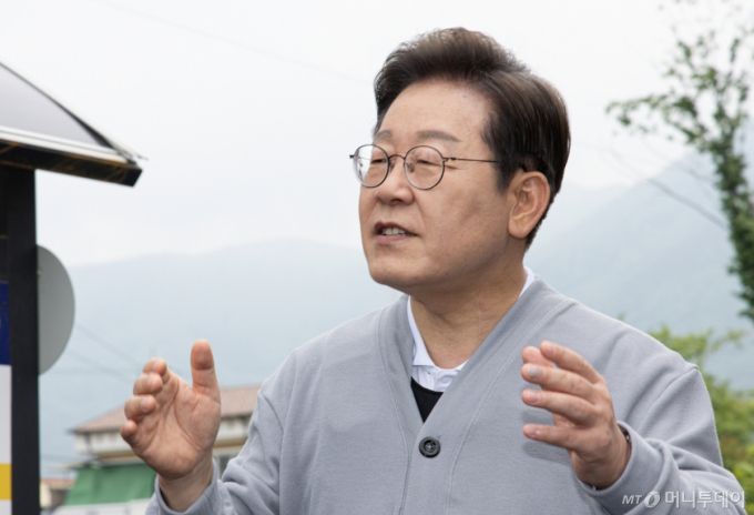 (화순=뉴스1) 이재명 기자 = 경청투어에 나선 이재명 더불어민주당 대통령 후보가 11일 오전 전남 화순군 화순읍 화순교 일대에서 연설을 하고 있다. 2025.5.11/뉴스1  Copyright (C) 뉴스1. All rights reserved. 무단 전재 및 재배포,  AI학습 이용 금지. /사진=(화순=뉴스1) 이재명 기자