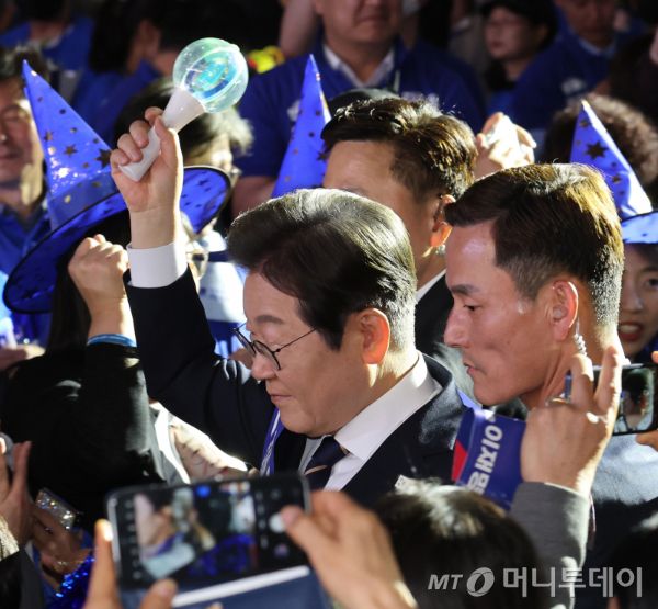 이재명 더불어민주당 대선 경선 후보가 26일 오후 광주 서구 김대중컨벤션센터에서 열린 호남권 합동연설회에 입장하고 있다. 2025.4.26/뉴스1  Copyright (C) 뉴스1. All rights reserved. 무단 전재 및 재배포,  AI학습 이용 금지.