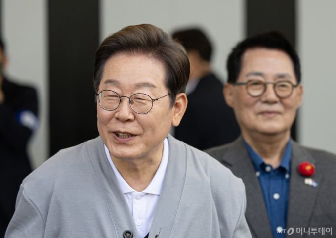 경청투어에 나선 이재명 더불어민주당 대통령 후보가 11일 오후 전남 해남군 군민광장 야외공연장에서 연설을 하고 있다. 2025.5.11/뉴스1  Copyright (C) 뉴스1. All rights reserved. 무단 전재 및 재배포,  AI학습 이용 금지.