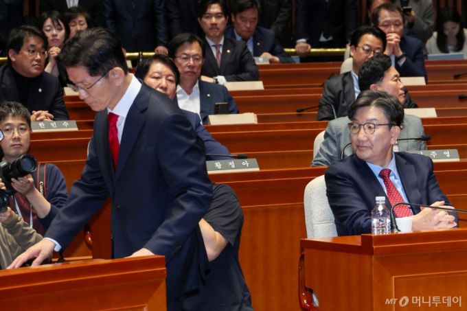김문수 국민의힘 대통령 후보가 9일 서울 여의도 국회에서 열린 의원총회에서 지도부를 향해 "무소속을 당 후보 만들려 불법부당 수단 동원, 중단하라"며 입장을 밝힌 뒤 자리로 향하고 있다. 오른쪽은 권성동 원내대표. 2025.5.9/사진=뉴스1 /사진=(서울=뉴스1) 안은나 기자