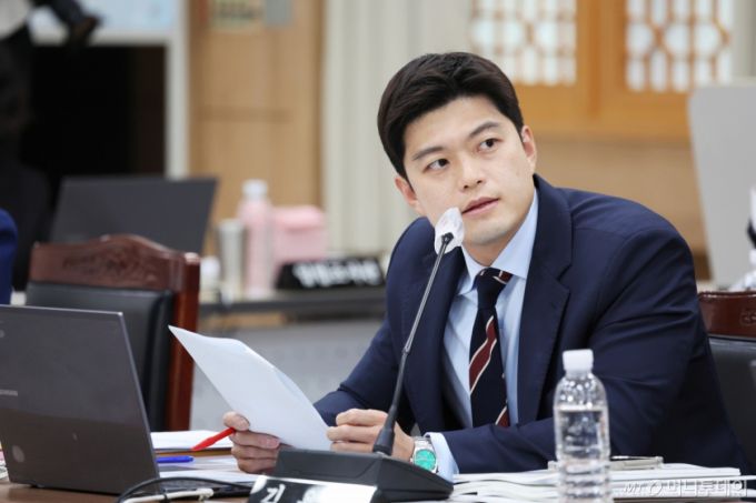 김용태 국민의힘 의원이 17일 오후 광주시교육청에서 열린  국회 교육위원회 국정감사에서 양오봉 전북대총장에게 질의하고 있다.2024.10.17/사진=뉴스1 /사진=(광주=뉴스1) 김태성 기자