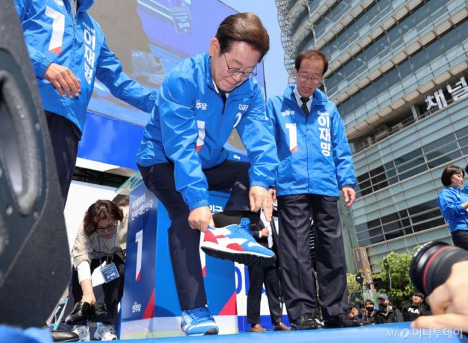 [서울=뉴시스] 조성우 기자 = 이재명 더불어민주당 대선후보가 제21대 대통령선거 공식 선거운동이 시작된 12일 오전 서울 청계광장에서 열린 중앙선거대책위원회 출정식에서 운동화를 신고 있다. (공동취재) 2025.05.12. photo@newsis.com /사진=류현주
