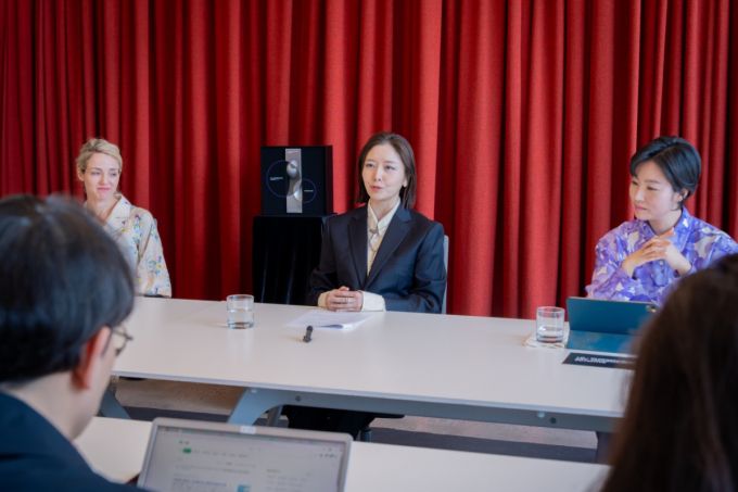 제3회 LG 구겐하임 어워드 수상자인 김아영 작가가 지난 8일(현지시간) 뉴욕 구겐하임 뮤지엄에서 인터뷰하고 있다. 왼쪽부터 구겐하임 노암 시걸 LG전자 어소시에이트 큐레이터, 김 작가, 박설희 (주)LG 브랜드담당 수석전문위원. /사진제공=LG