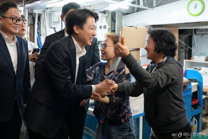 이준석 개혁신당 대통령 후보가 11일 오후 부산 강서구 명지시장을 방문해 상인들과 인사나누고 있다. (이준석 캠프 제공, 재판매 및 DB 금지)   2025.5.11/뉴스1  Copyright (C) 뉴스1. All rights reserved. 무단 전재 및 재배포,  AI학습 이용 금지.