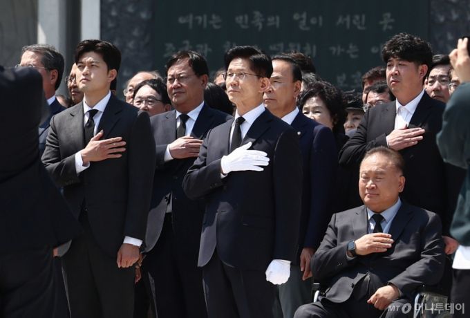 김문수 국민의힘 대통령 후보가 12일 대전 유성구 국립대전현충원 현충탑에서 김용태 비상대책위원장 내정자 등과 참배를 마치고 국민의례를 하고 있다. 2025.5.12/사진=뉴스1 /사진=(대전=뉴스1) 김민지 기자