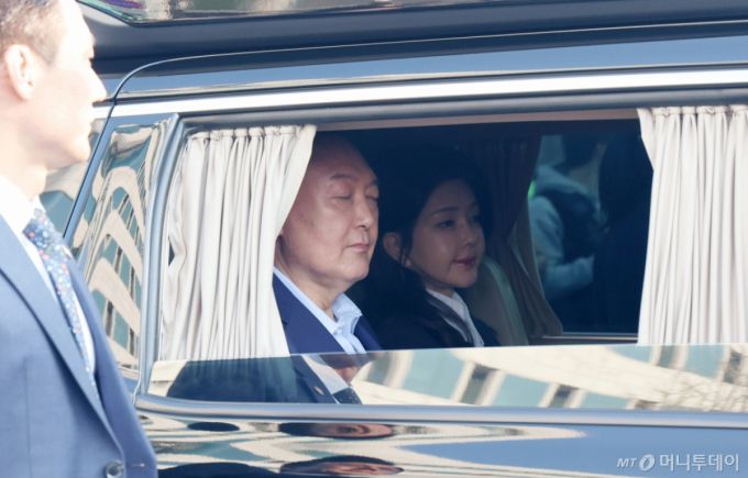 (서울=뉴스1) 김성진 기자 = 윤석열 전 대통령과 김건희 여사가 헌법재판소 파면 결정 후 일주일 만인 11일 오후 서울 용산구 한남동 대통령 관저를 떠나고 있다. (공동취재) 2025.4.11/뉴스1  Copyright (C) 뉴스1. All rights reserved. 무단 전재 및 재배포,  AI학습 이용 금지. /사진=(서울=뉴스1) 김성진 기자