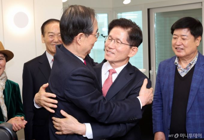 김문수 국민의힘 대선후보와 한덕수 전 국무총리가 11일 서울 여의도 국민의힘 대선후보 사무실에서 회동에 앞서 포옹하고 있다. (공동취재) 2025.5.11/사진=뉴스1 /사진=(서울=뉴스1) 이광호 기자