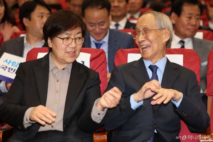 [서울=뉴시스] 권창회 기자 = 윤여준 더불어민주당 총괄선거대책위원장이 11일 서울 여의도 국회의원회관에서 열린 사람사는세상 국민화합위원회 정책협약식에 참석해 정은경 선대위원장과 대화하고 있다. 2025.05.11. kch0523@newsis.com /사진=권창회