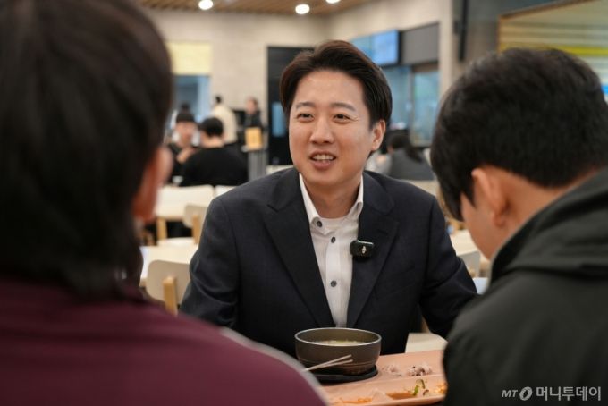 [서울=뉴시스] 이준석 개혁신당 대선후보가 9일 서울 종로구 성균관대학교 학생식당을 찾아 학생들과 대화를 하고 있다.(사진=이준석 캠프 제공) 2025.05.09.