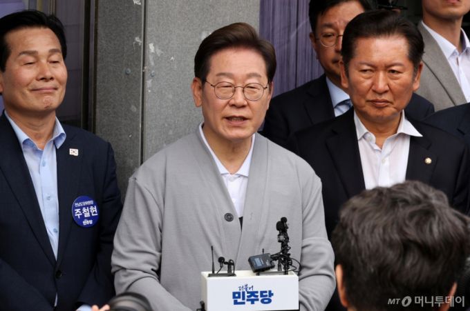 민심을 청취하는 '경청 투어'에 나선 이재명 더불어민주당 대선후보가 11일 전남 영암군 학산면 독천 낙지거리에서 주민들을 만난 뒤 백브리핑을 하고 있다. 2025.05.11.  /사진=조성우
