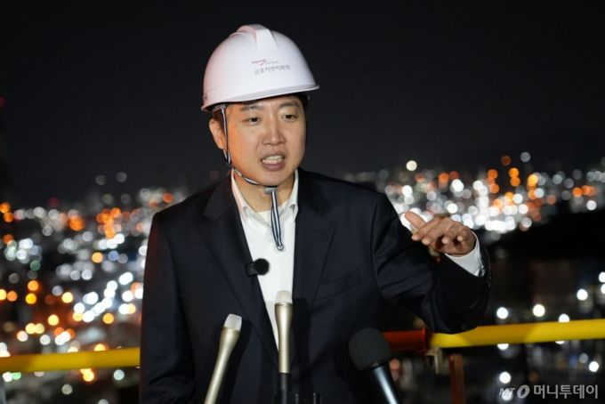 [서울=뉴시스] 조성봉 기자 = 이준석 개혁신당 대선 후보가 12일 새벽 전남 여수 국가산업단지 금호피앤비화학 여수2공장을 둘러보고 소감을 밝히고 있다.(사진=이준석 캠프 제공) 2025.05.12. photo@newsis.com *재판매 및 DB 금지 /사진=