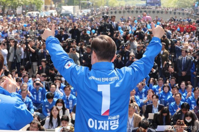 [서울=뉴시스] 조성우 기자 = 이재명 더불어민주당 대선후보가 제21대 대통령선거 공식 선거운동이 시작된 12일 오전 서울 청계광장에서 열린 중앙선거대책위원회 출정식 및 첫 유세에서 시민들에 지지를 호소하고 있다. (공동취재) 2025.05.12. photo@newsis.com /사진=류현주