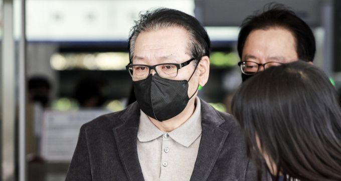 2018년 전국동시지방선거 당시 공천을 대가로 불법 정치자금을 수수한 혐의와 함께 윤석열 전 대통령 부부와의 친분을 과시하며 각종 이권에 개입한 의혹을 받는 무속인 '건진법사' 전성배 씨가 12일 서울 양천구 서울남부지방법원에서 열린 두번째 공판을 마친 뒤 법원을 나서고 있다. /사진=뉴시스.