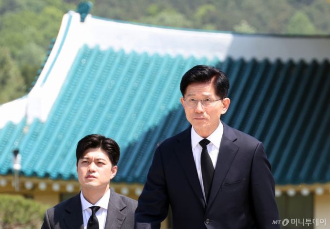 [대전=뉴시스] 고승민 기자 = 김문수 국민의힘 대선 후보가 12일 대전 유성구 국립대전현충원을 찾아 현충탑으로 향하고 있다. 2025.05.12. kkssmm99@newsis.com /사진=고승민