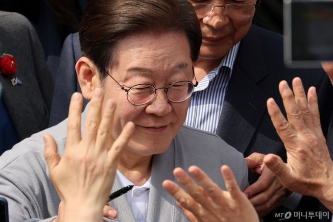 [영암=뉴시스] 조성우 기자 = 민심을 청취하는 '경청 투어'에 나선 이재명 더불어민주당 대선후보가 11일 전남 영암군 학산면 독천 낙지거리에서 주민들에게 인사하고 있다. 2025.05.11. xconfind@newsis.com /사진=조성우